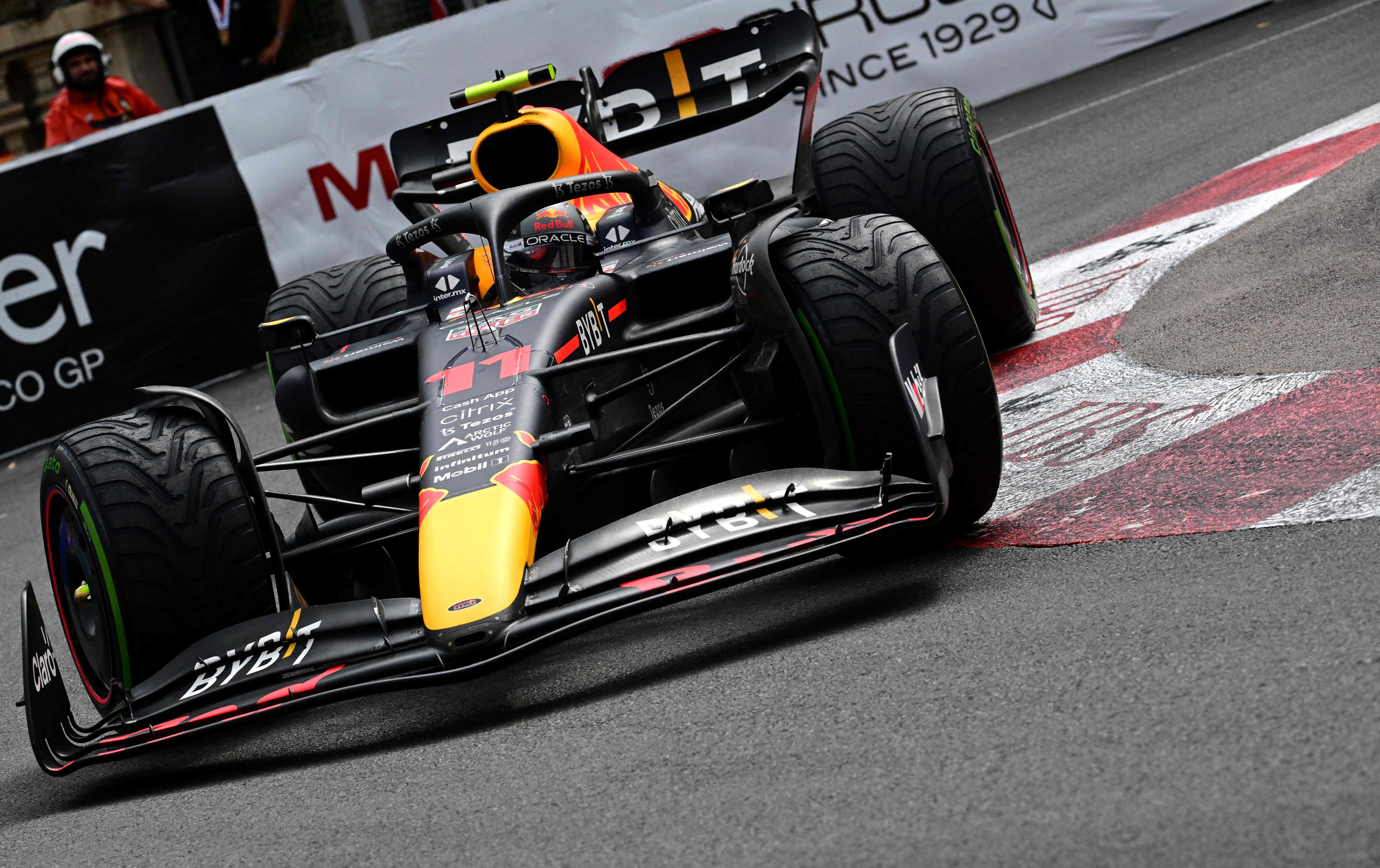 梅赛德斯横扫雷诺车队,佩雷兹点燃赛场 梅赛德斯横扫雷诺车队,佩雷兹点燃赛场