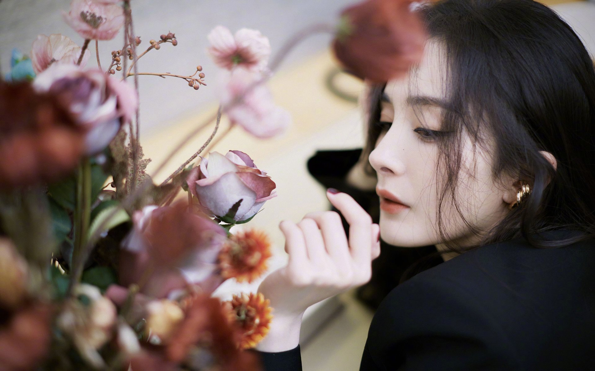 奥地利封锁巴黎战术奏效,莱万教科书表现引领胜利